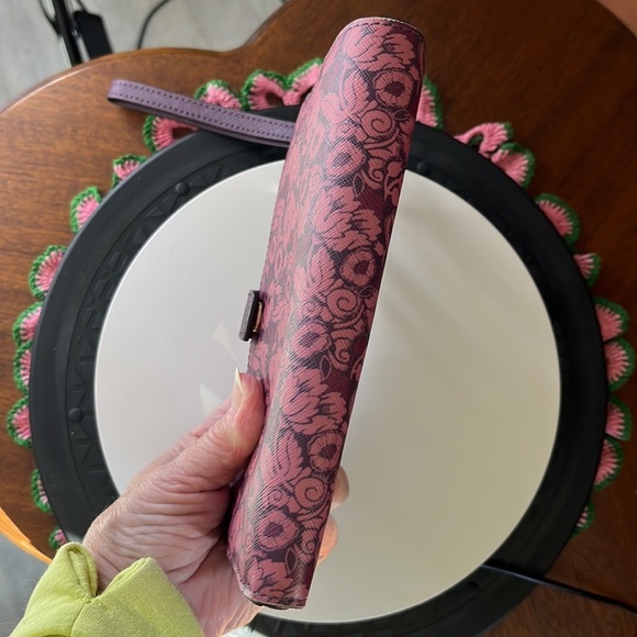 Michael Kors  NWOT  Spacious wristletwallet  burgundy/pink floral   gold tone HW - Picture 6 of 16